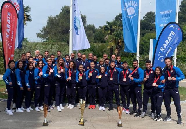 La squadra italiana di karate dopo gli Europei di Porec