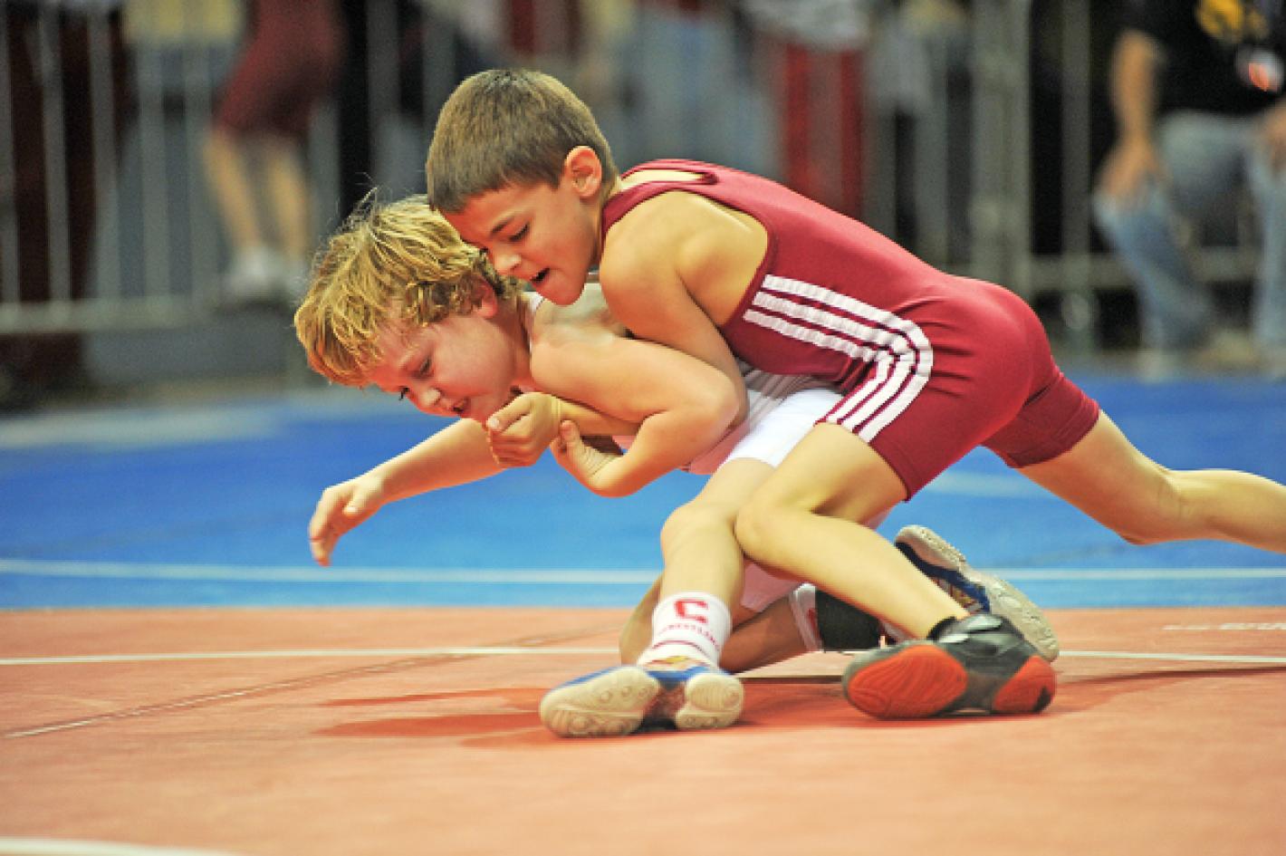 Занятия самбо. Обувь при спастической диплегии. Спортивная борьба дети. Грекореимкая борьба дети. Дцп занимается борьбой.
