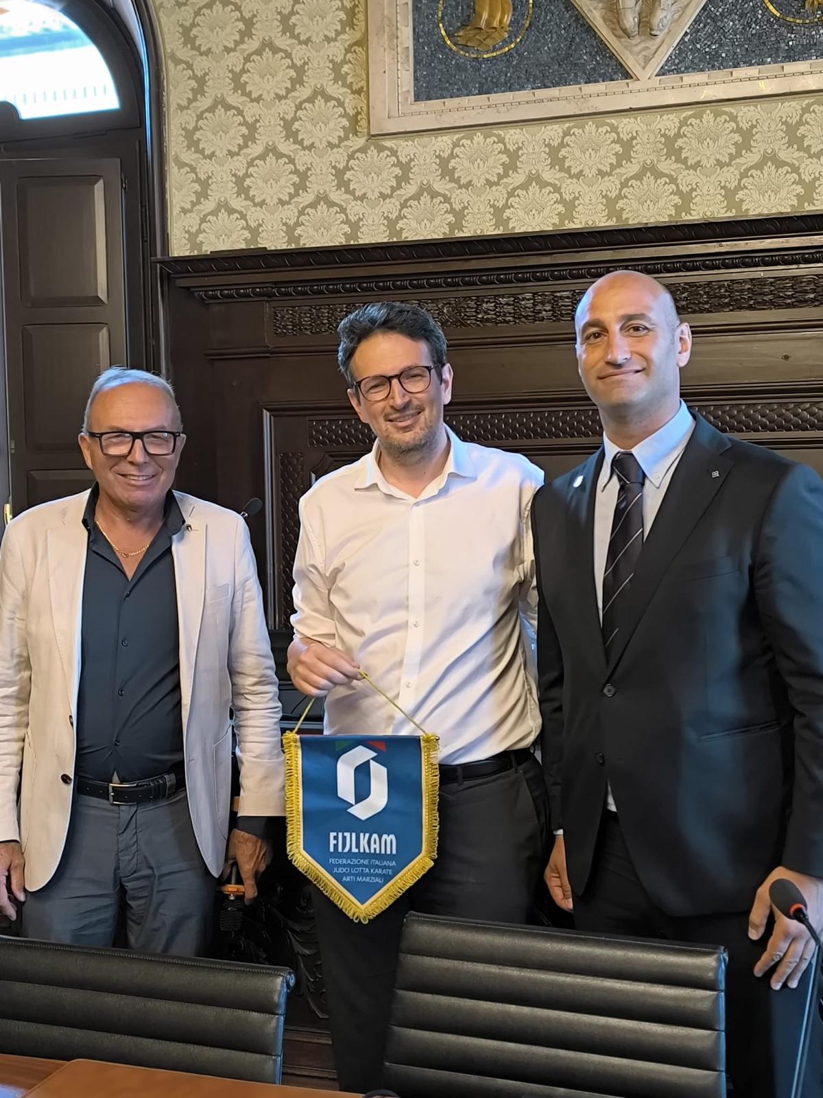 Consegna_del_gagliardetto_ufficiale_della_Fijlkam_da_parte_del_Presidente_federale_Arch._Gianni_Morsiani.jpeg
