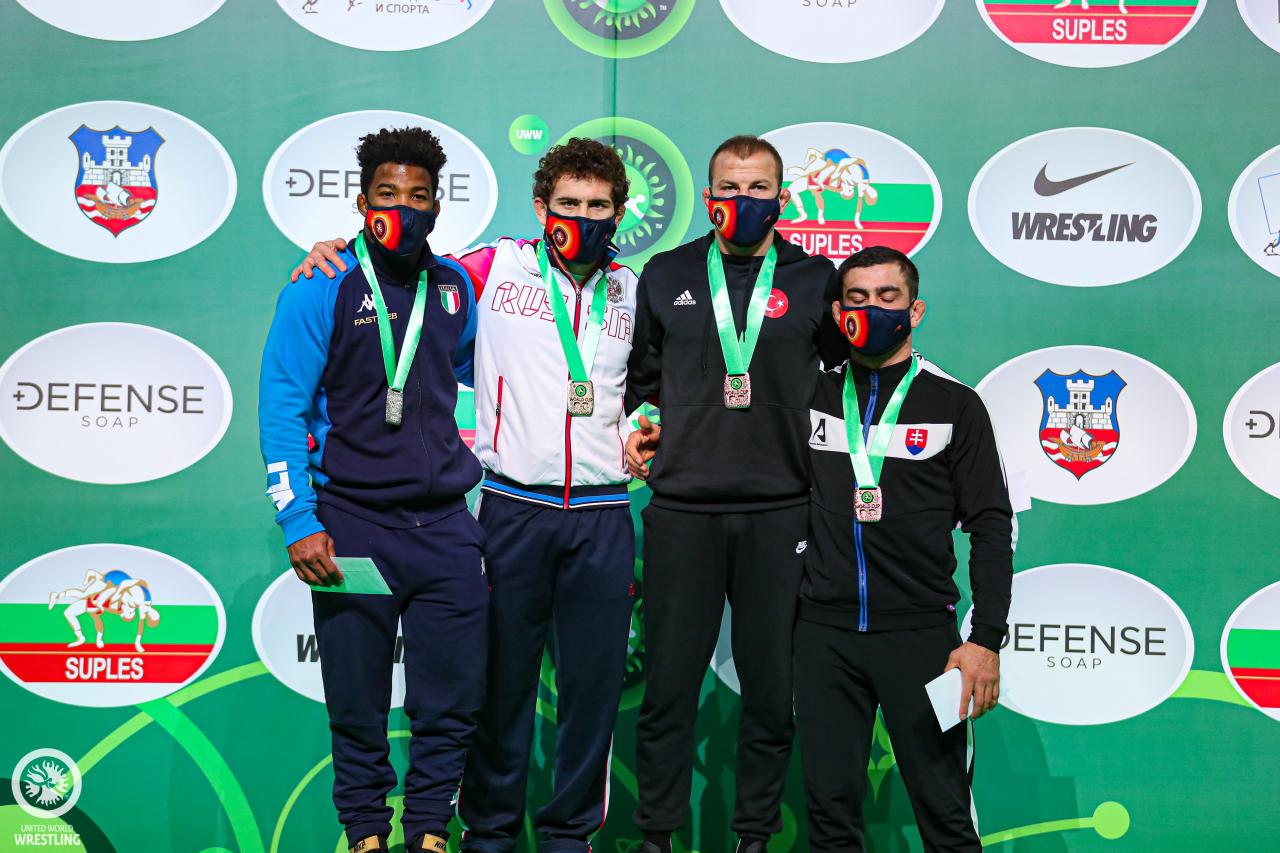 images/LOTTA/large/74kg_Freestyle_Podium-_Gold_Razambek_ZHAMALOV_RUS_Silver_Frank_CHAMIZO_MARQUEZ_ITA_Bronz_Fazli_ERYILMAZ_TUR_and_Tajmuraz_Mairbekovic_SALKAZANOV_SVK0754.JPG