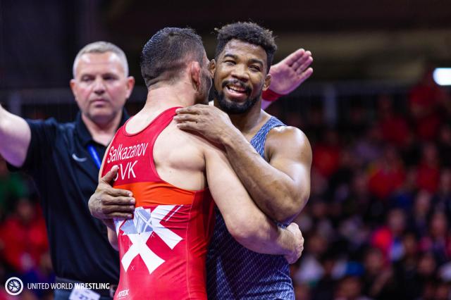 chamizo e salkazanov si abbracciano dopo la finale degli Europei 2022