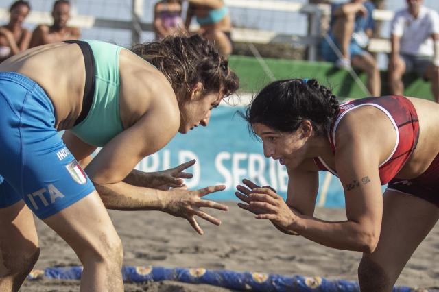 Francesca Indelicato in azione alla Beach Wrestling World Series 2021 a Roma