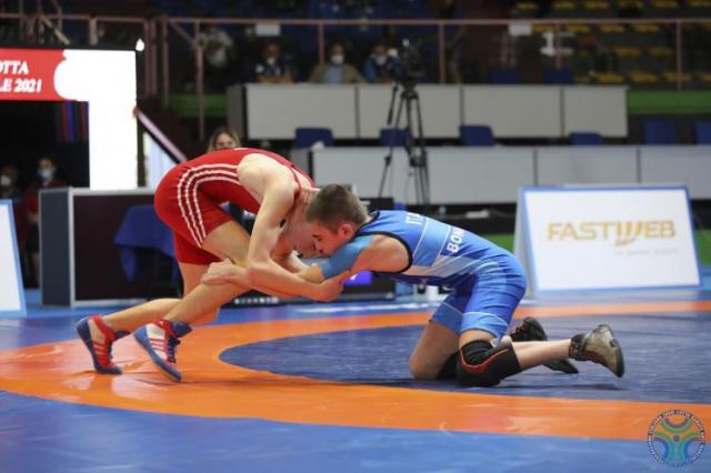 Riccardo Bonanno, bronzo europeo di lotta Under 15, in azione al Campionato Italiano Cadetti di lotta