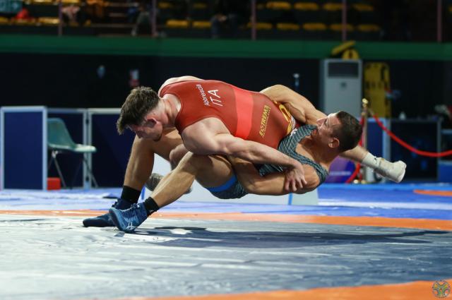 Dariozzi e Abbrescia in azione ai campionati italiani assoluti di lotta greco romana 2023