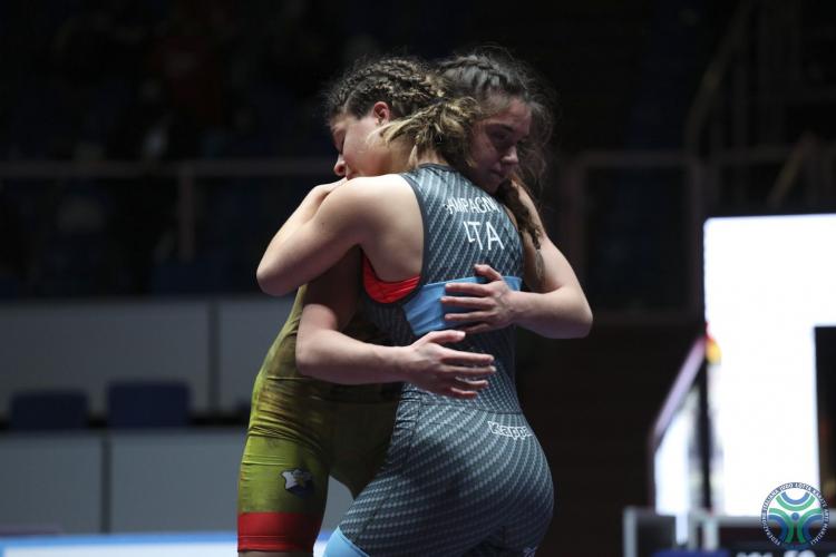 L'abbraccio tra due avversarie, lo sport che unisce agli Assoluti di Lotta 2021, un esempio delle nuove generazioni dello sport italiano