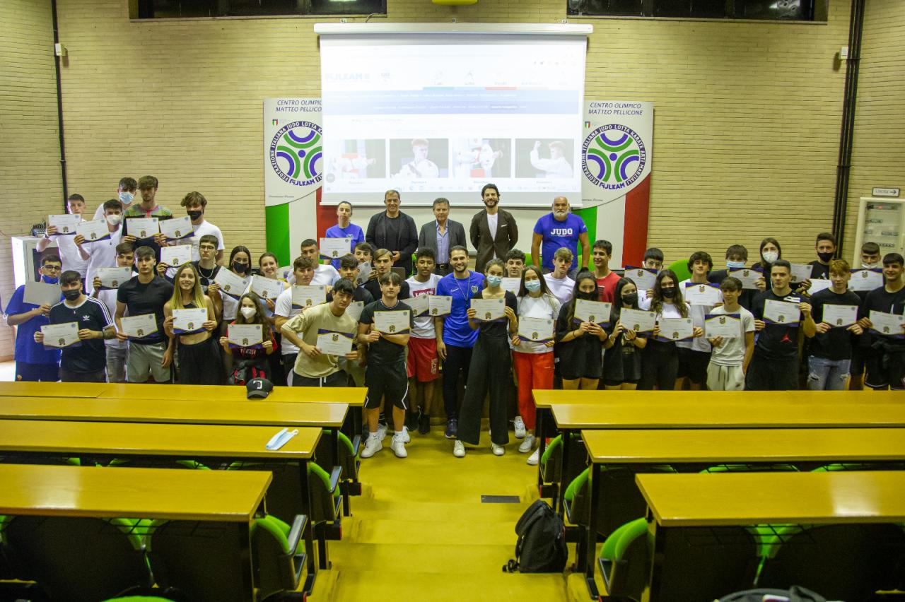 Il presidente Domenico Falcone premia gli studenti