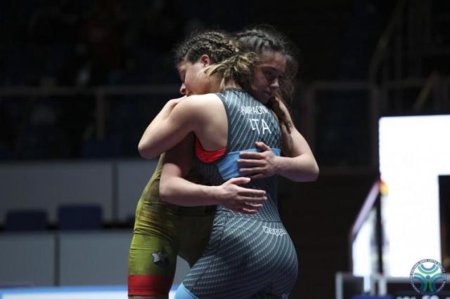 L'abbraccio tra due avversarie, lo sport che unisce agli Assoluti di Lotta 2021, un esempio delle nuove generazioni dello sport italiano