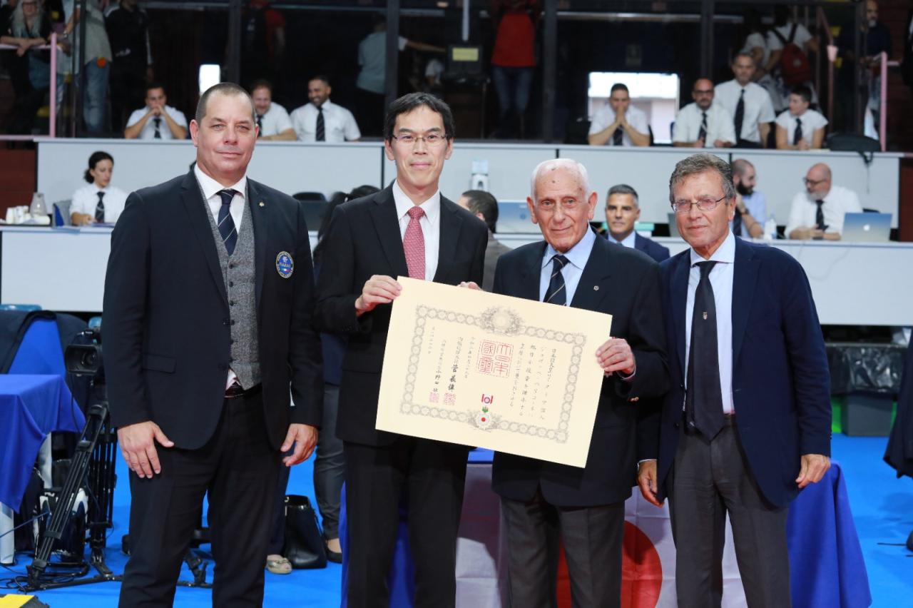 images/NewsFederazione2022/large/Premiazione_Pellicone_Giappone_2.jpeg