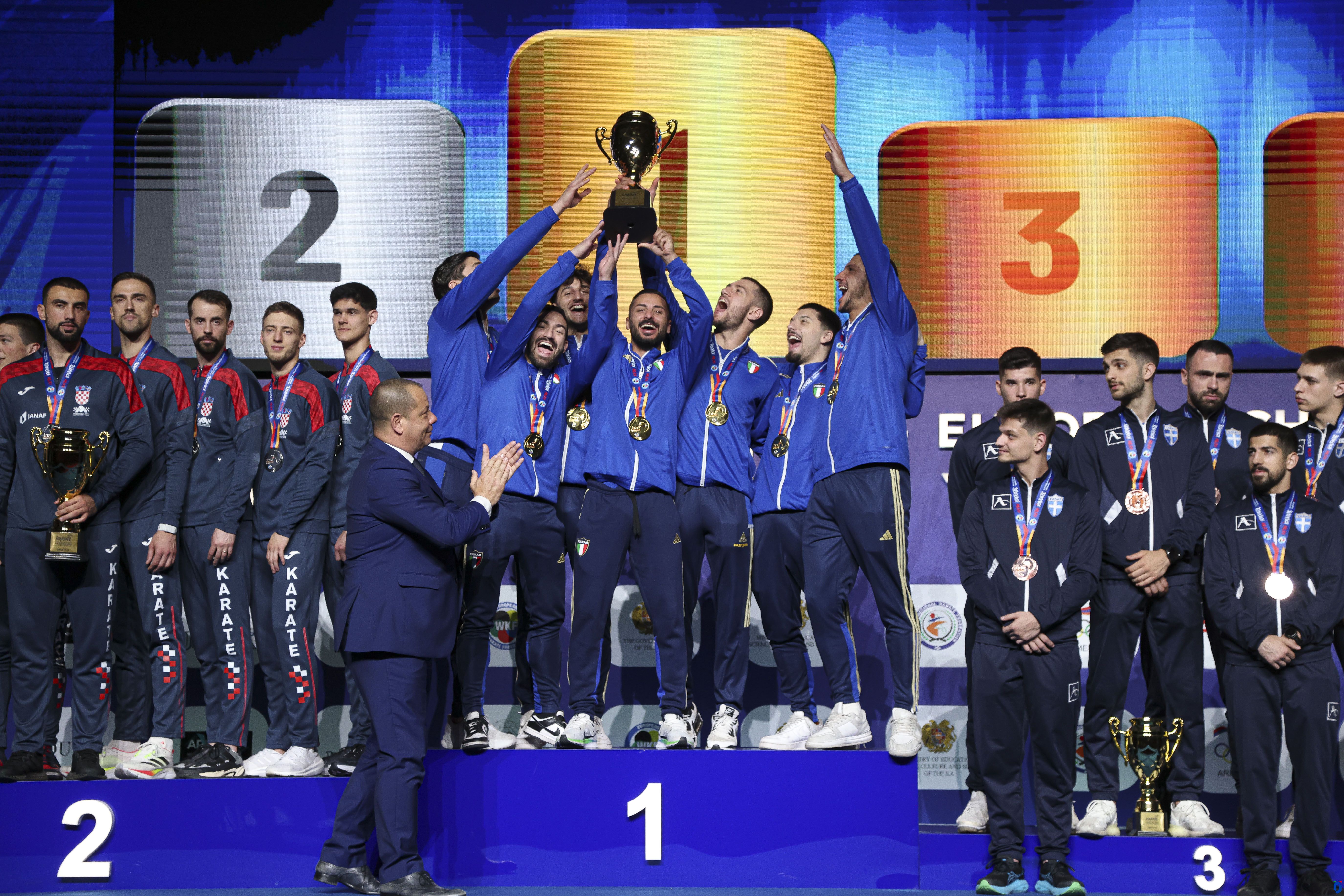 kumite squadra festeggia oro Europei karate 2025