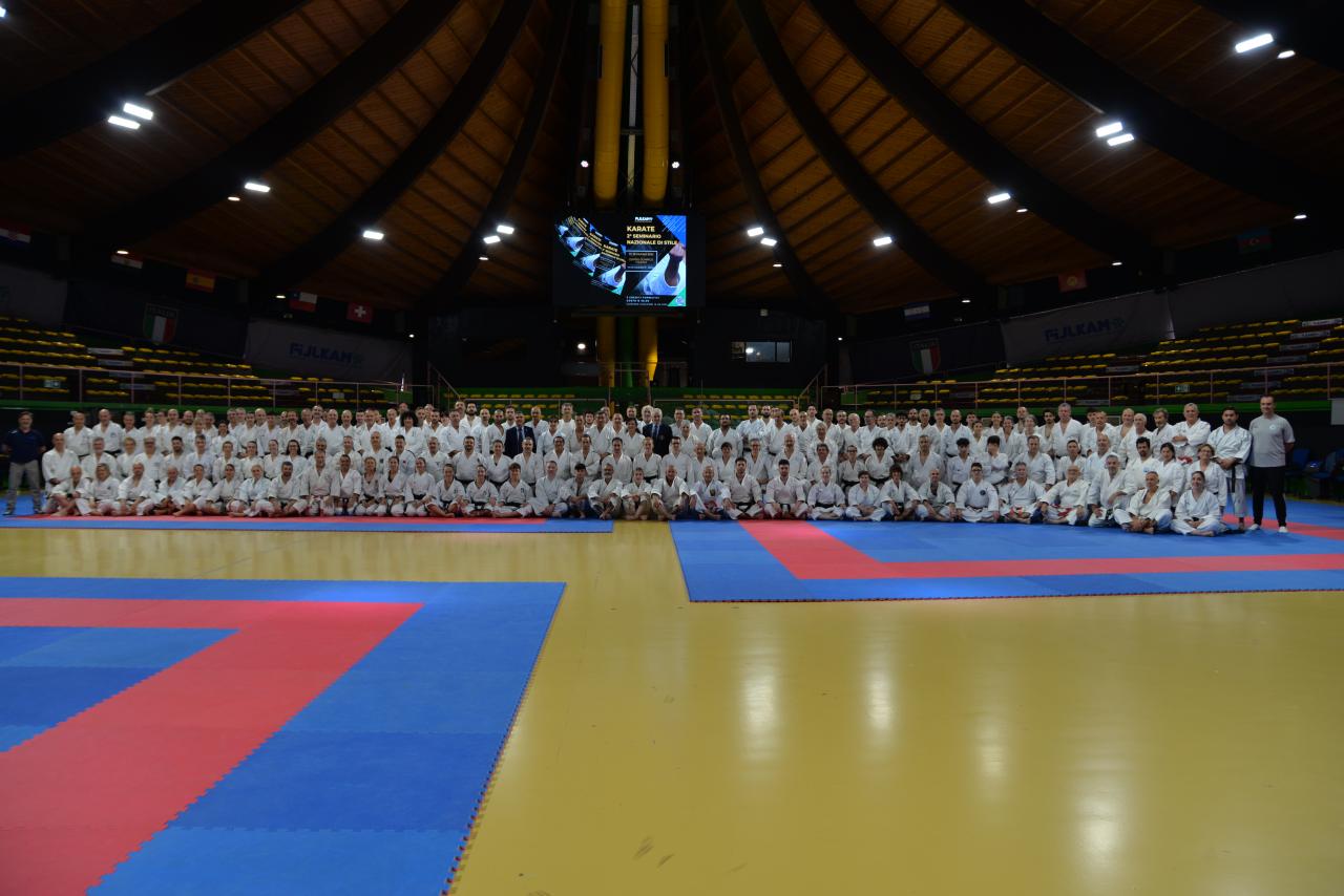 images/karate/large/Foto_Seminario_gruppo.JPG