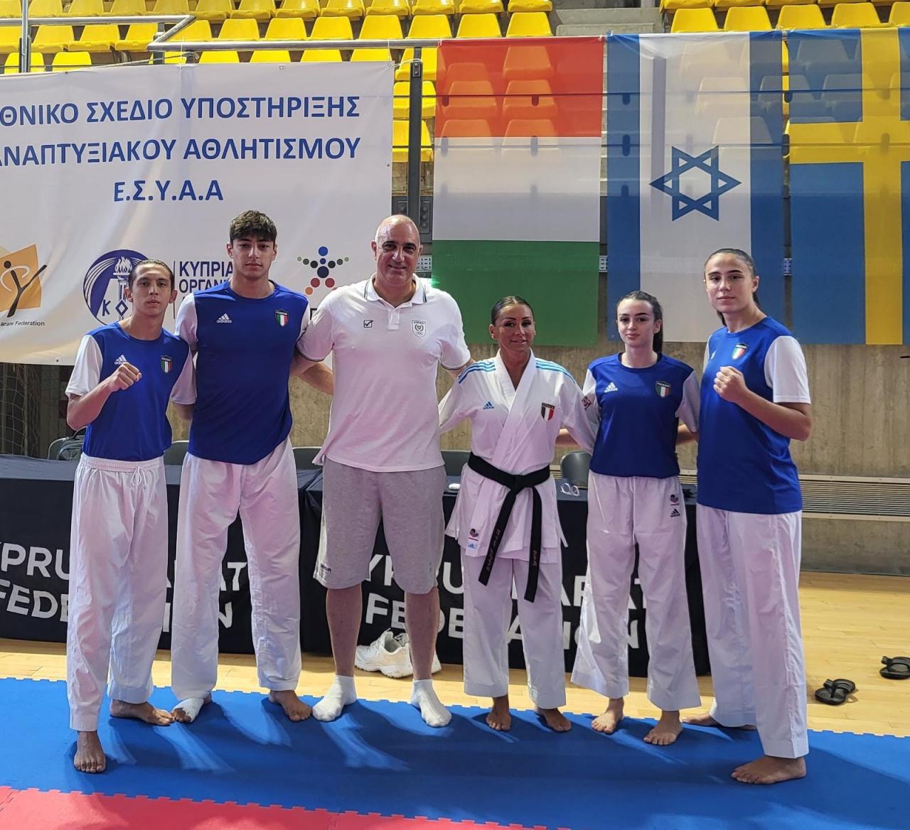 images/karate/large/Limassol_azzurri_con_presidente_Cipriota.jpeg