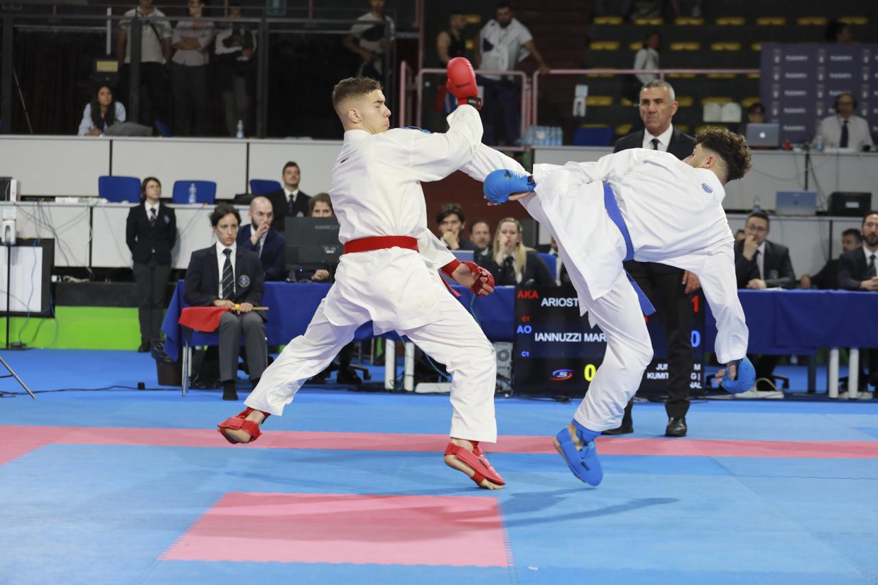 images/karate/large/campionato_italiano_juniores_karate_kumite_76kg_m_ariosto_vs_iannuzzi__4_1.jpg