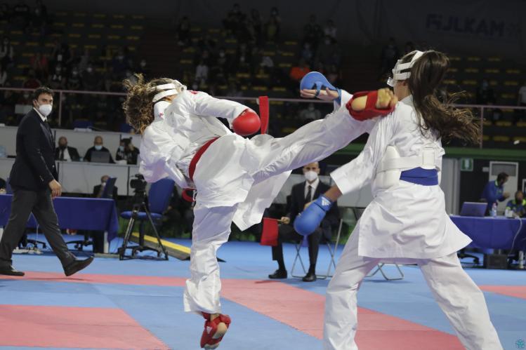 images/karate/large/kumite_esordienti_f_56kg_correddu_vs_bartolo__6_1_20211031_1372956240.jpg