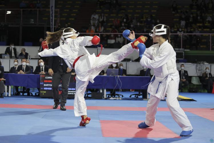 images/karate/large/kumite_esordienti_f_56kg_correddu_vs_bartolo__9_1_20211031_1723676802.jpg