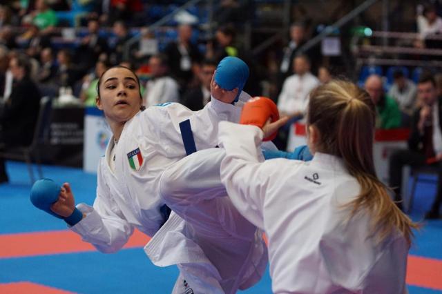 Mangiacapra in azione, conquista la finale per il bronzo insieme a Lorena Busà nel kumite a squadre