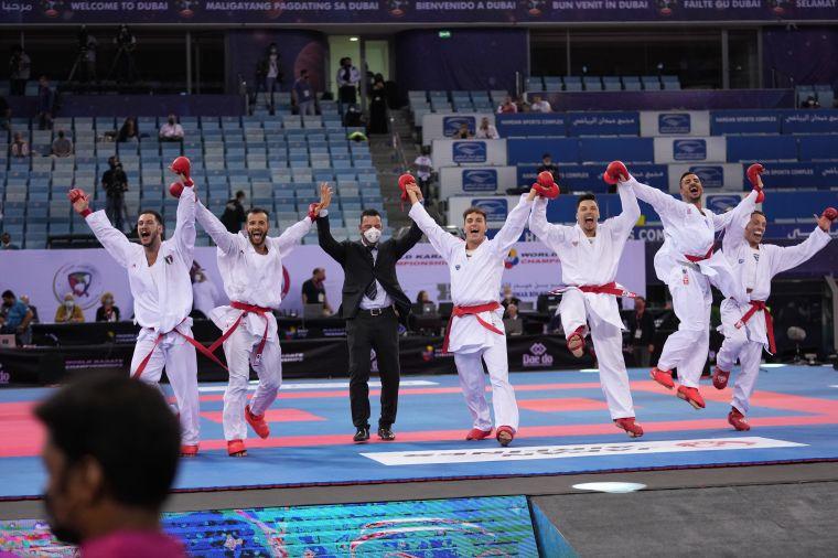 images/karate/large/squadra_m_kumite_finale_esultanza_2_mondiali_dubai.jpg