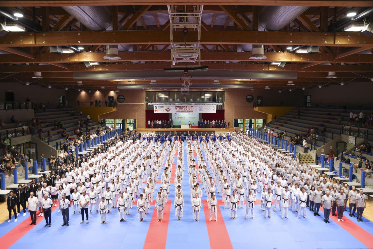 images/karate/large/symposium_cerimonia_5.jpg