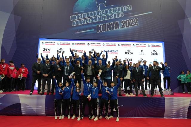 La delegazione azzurra festeggia a Konya