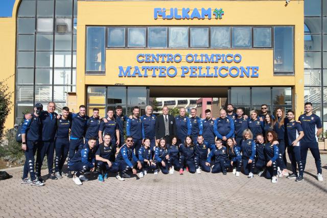 La squadra completa della nazionale italiana di karate