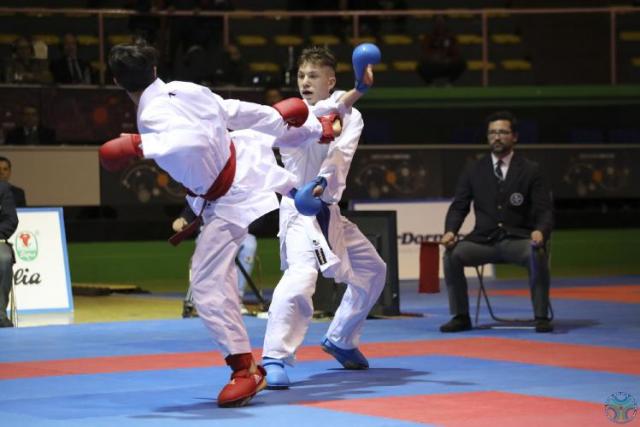 juniores di kumite in azione nel campionato italiano