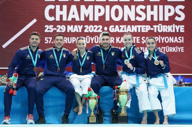 le squadre di kata azzurre con la medaglia