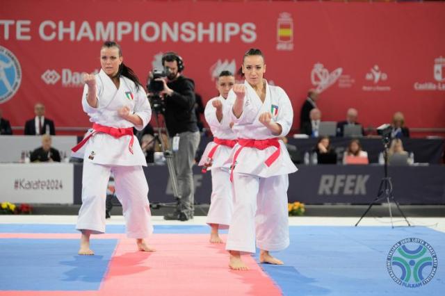 Squadra femminile di Kata in azione agli Europei 