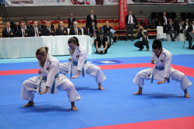 la squadra femminile di kata in azione a Gaaziantep