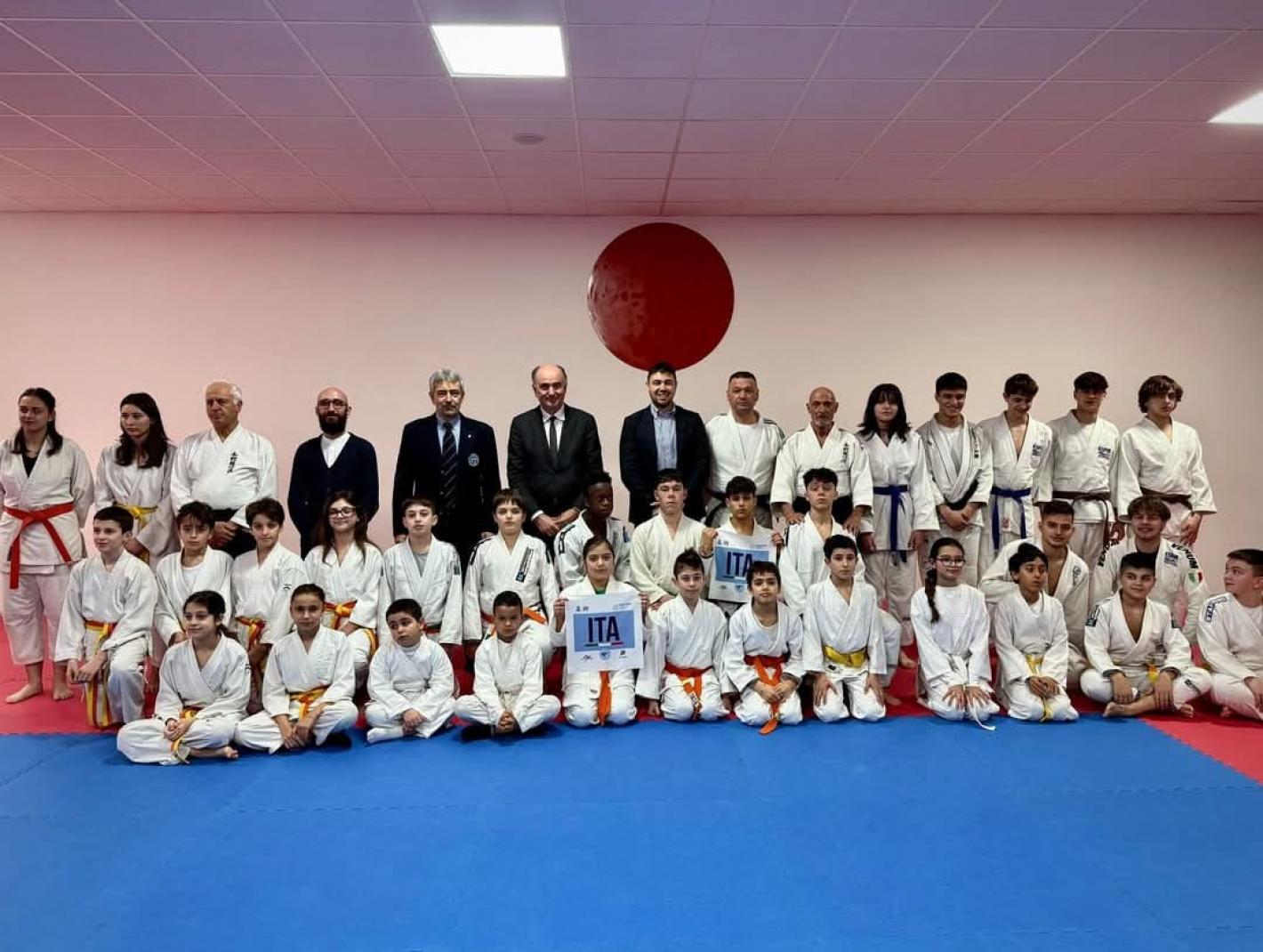 images/marche/Arti_Marziali/JuJitsu/2025/medium/kuma_consegna_back_number_1.jpg