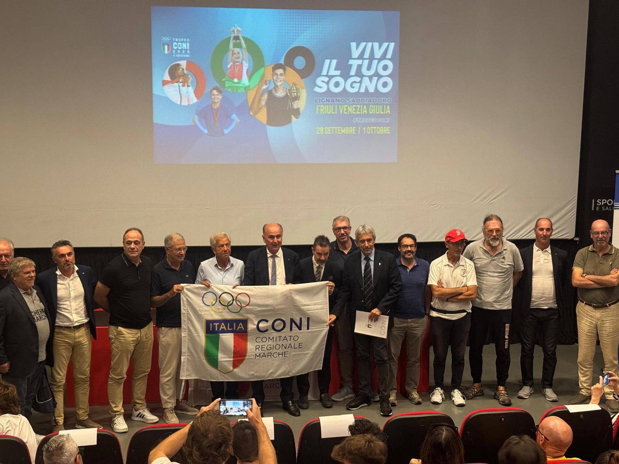 Le autorità sul palco