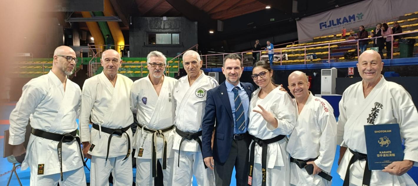 images/puglia/karate/medium/bac366c6-83f0-4b0b-8651-e89a26e34039.jpeg