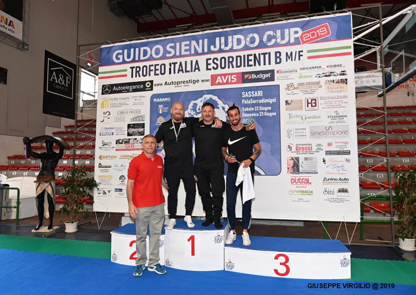 images/sardegna/Settore_Judo/2019/GUIDO_SIENI_JUDO_CUP_2019/medium/Premiazione_squadre_esordienti_B_-_a_sin_Stefano_Urgeghe_maglia_rossa.JPG