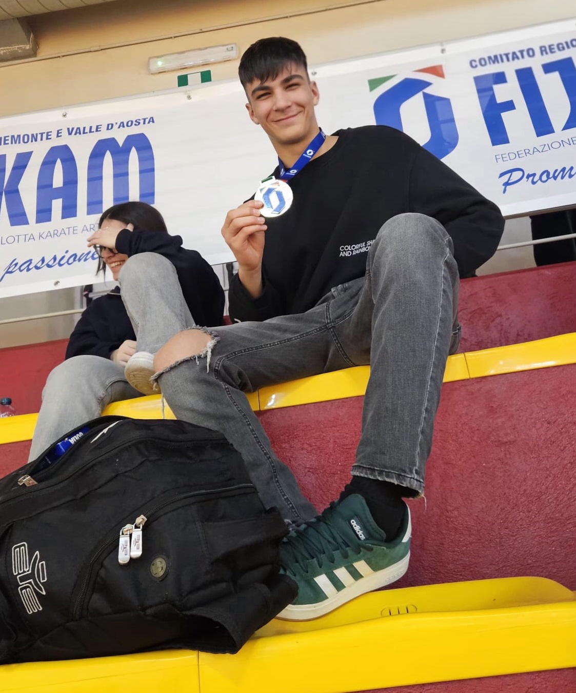 Spanu Gianluca mostra la medaglia