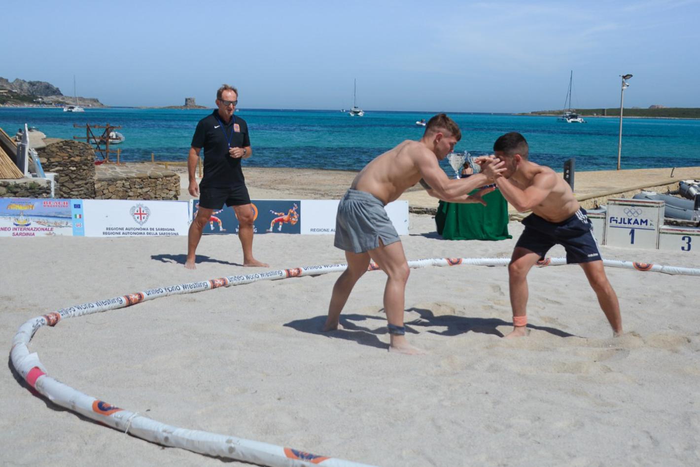 images/sardegna/Settore_Lotta/Gare_e_Eventi_2022/20220613_Stintino/medium/azione_beach_wrestling_spiaggia_club_ancora_stintino.jpg