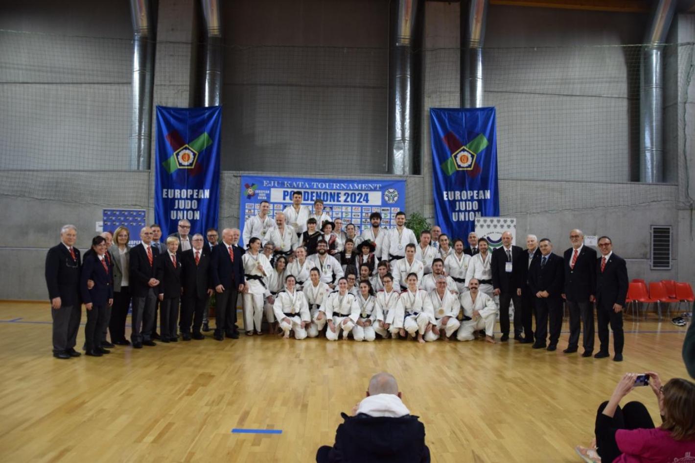 images/medium/LE_MEDAGLIE_ITALIANE_E_GLI_ARBITRI_DEL_GRAND_PRIX_DITALIA_24_MARZO.jpg