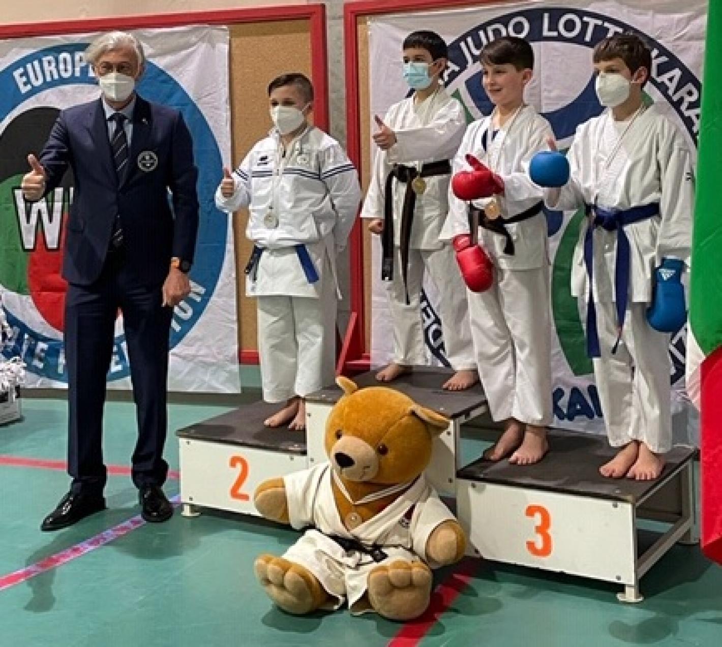 images/veneto/karate/medium/Immaginecoppagiov.jpg